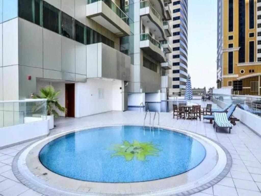 Tiger Tower Aparthotel Дубай Екстериор снимка