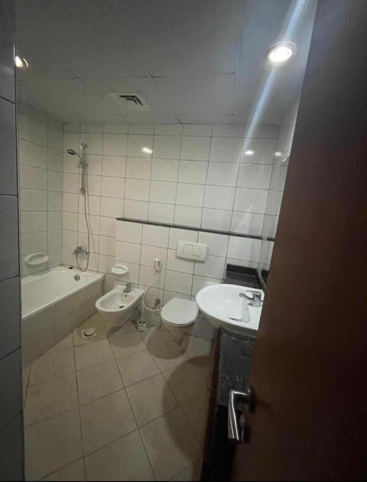 Tiger Tower Aparthotel Дубай Екстериор снимка